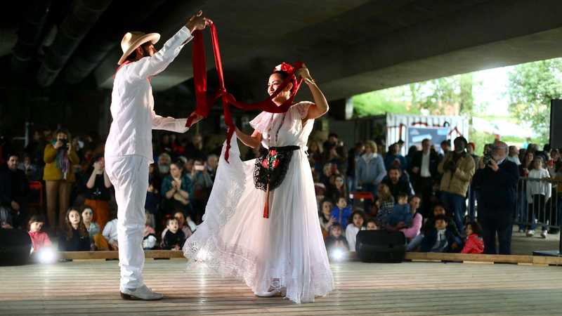 L'association de danses latines, Brazos Abiertos, sur la scène du nouveau théâtre © Romain Boulanger.